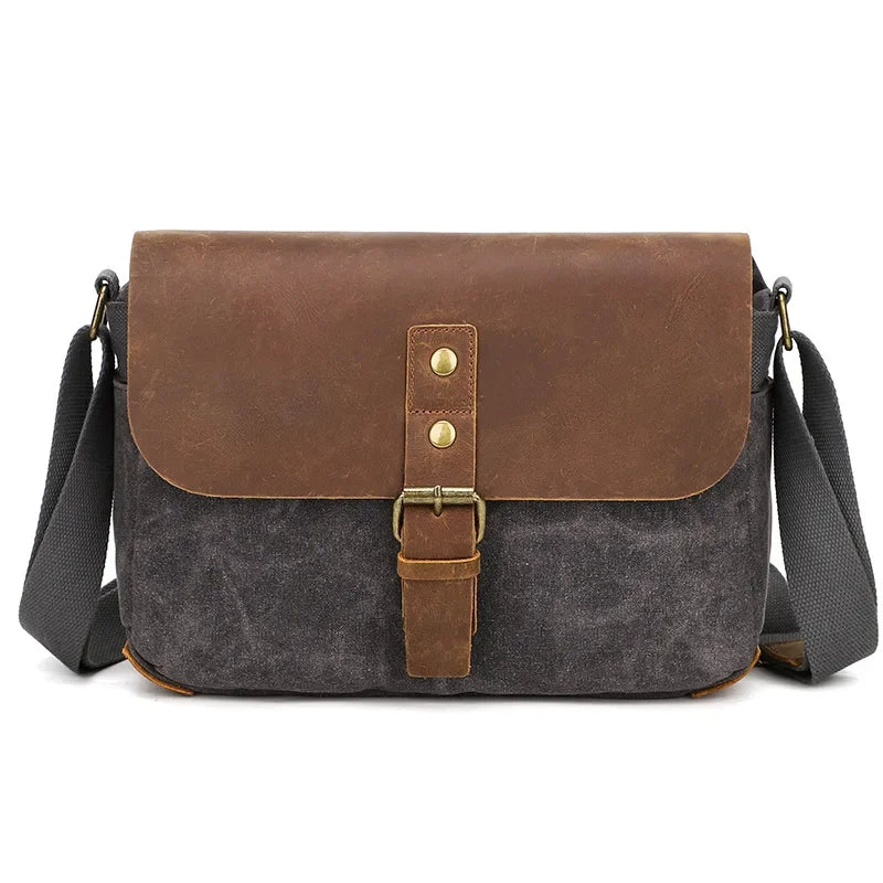 Sacoche appareil photo de style vintage sur fond blanc