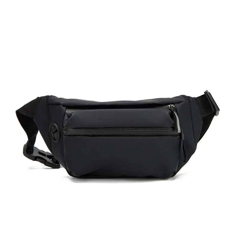 Sacoche banane homme moderne en nylon sur fond blanc