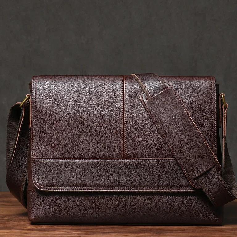 Sacoche bandoulière cuir homme marron et vintage sur fond gris
