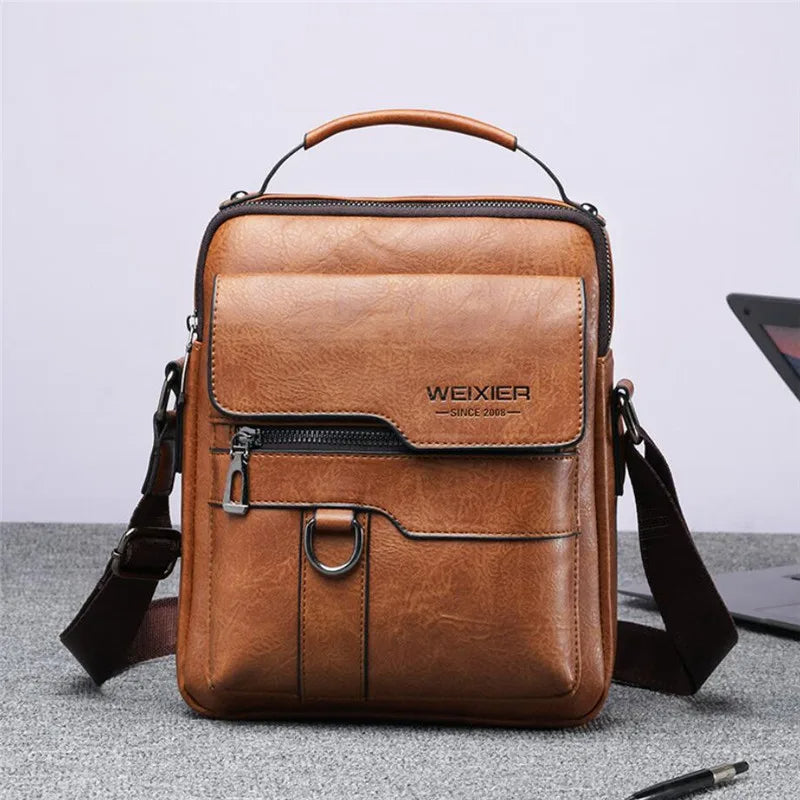 Sacoche bandoulière homme marron et moderne sur fond gris