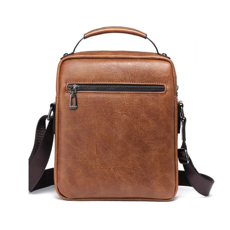 Sacoche bandoulière homme marron et moderne sur fond blanc
