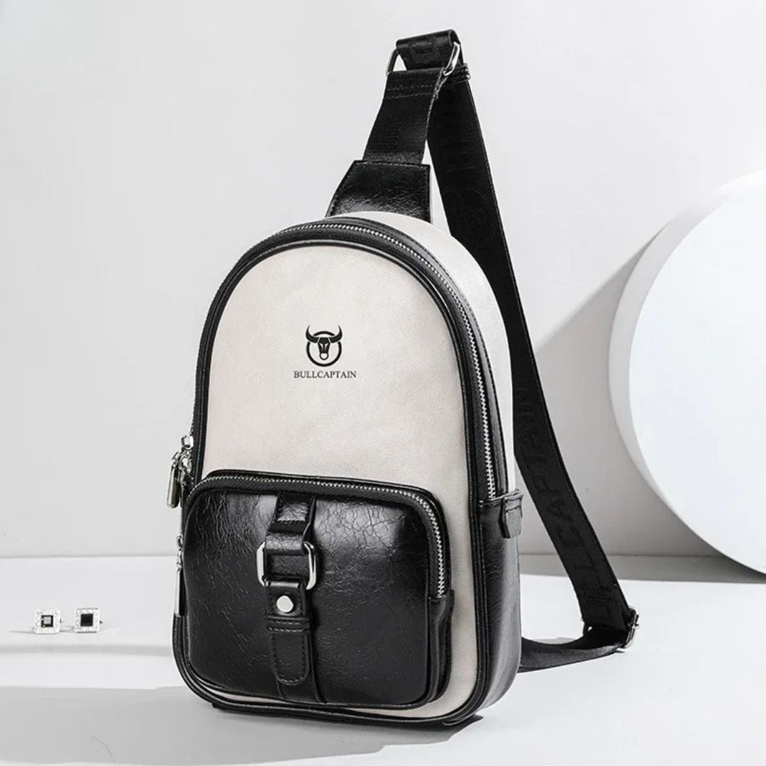 Sacoche blanche au design moderne sur fond blanc