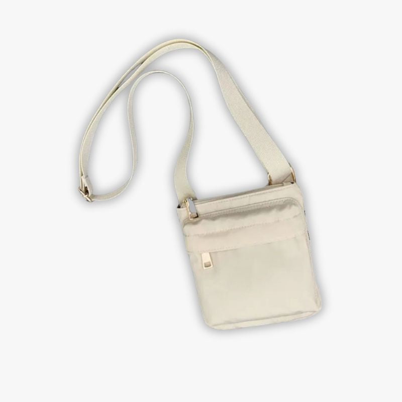 Sacoche blanche étanche en nylon sur fond blanc