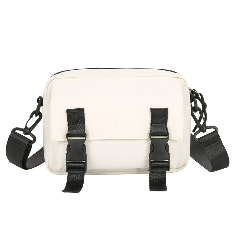 Sacoche blanche moderne et versatile en nylon sur fond blanc