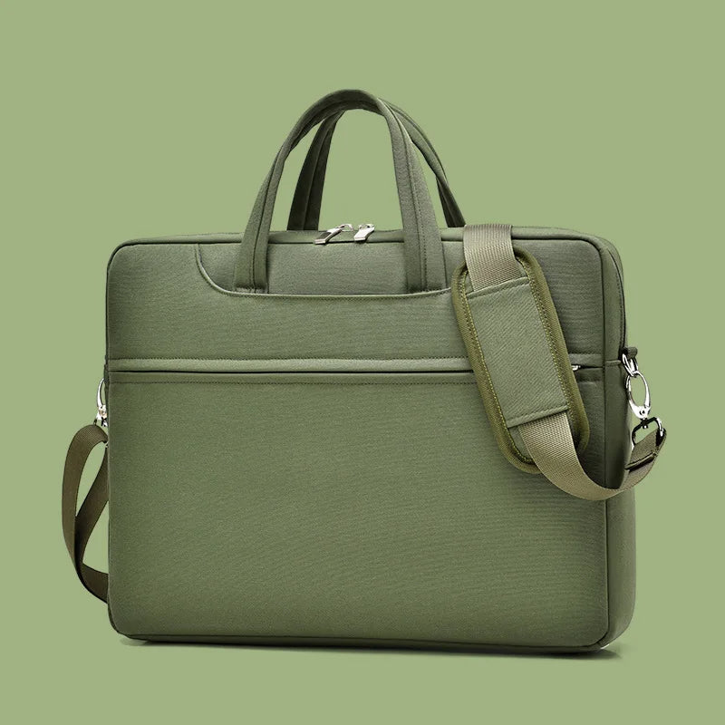 Sacoche ordinateur homme verte et moderne en nylon sur fond vert