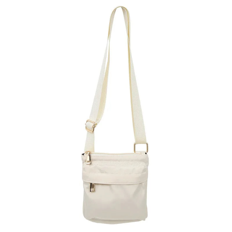 Sacoche blanche étanche en nylon sur fond blanc