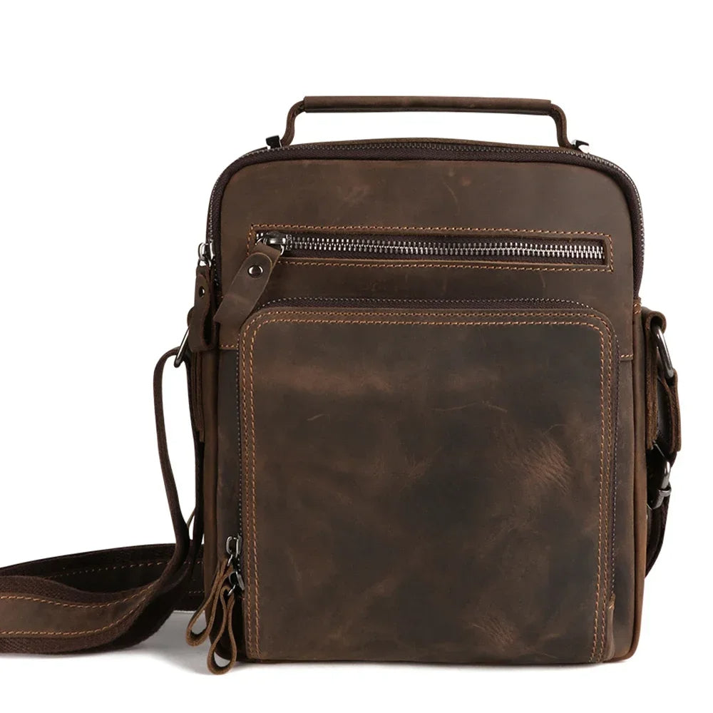 Sacoche bandoulière cuir homme au design vintage sur fond blanc