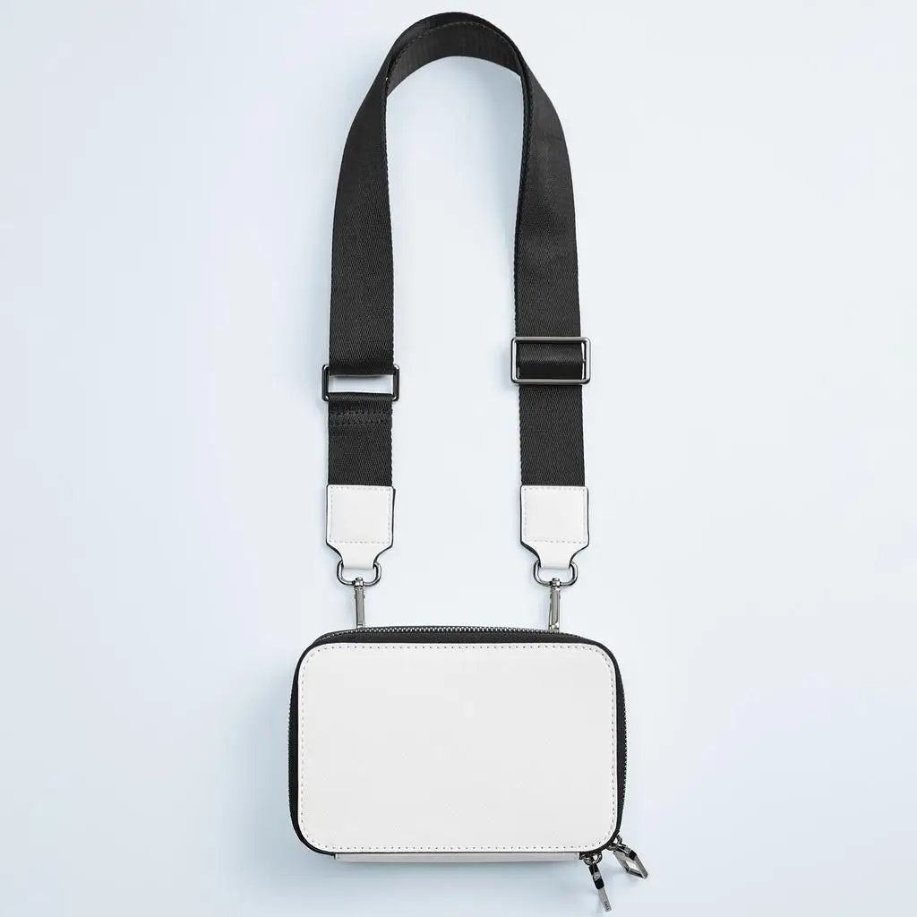Sacoche blanche et rectangulaire à bandoulière sur fond bleu