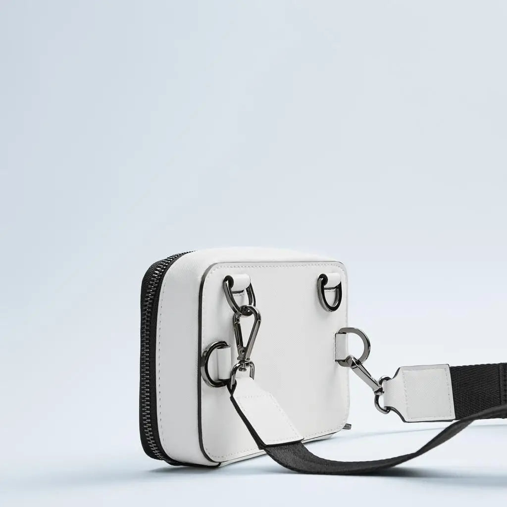 Sacoche blanche et rectangulaire à bandoulière