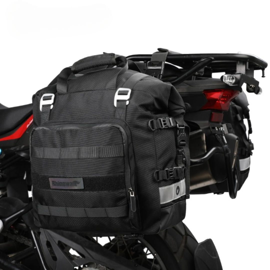 Sacoche moto latérale de grande capacité sur une moto sur fond blanc