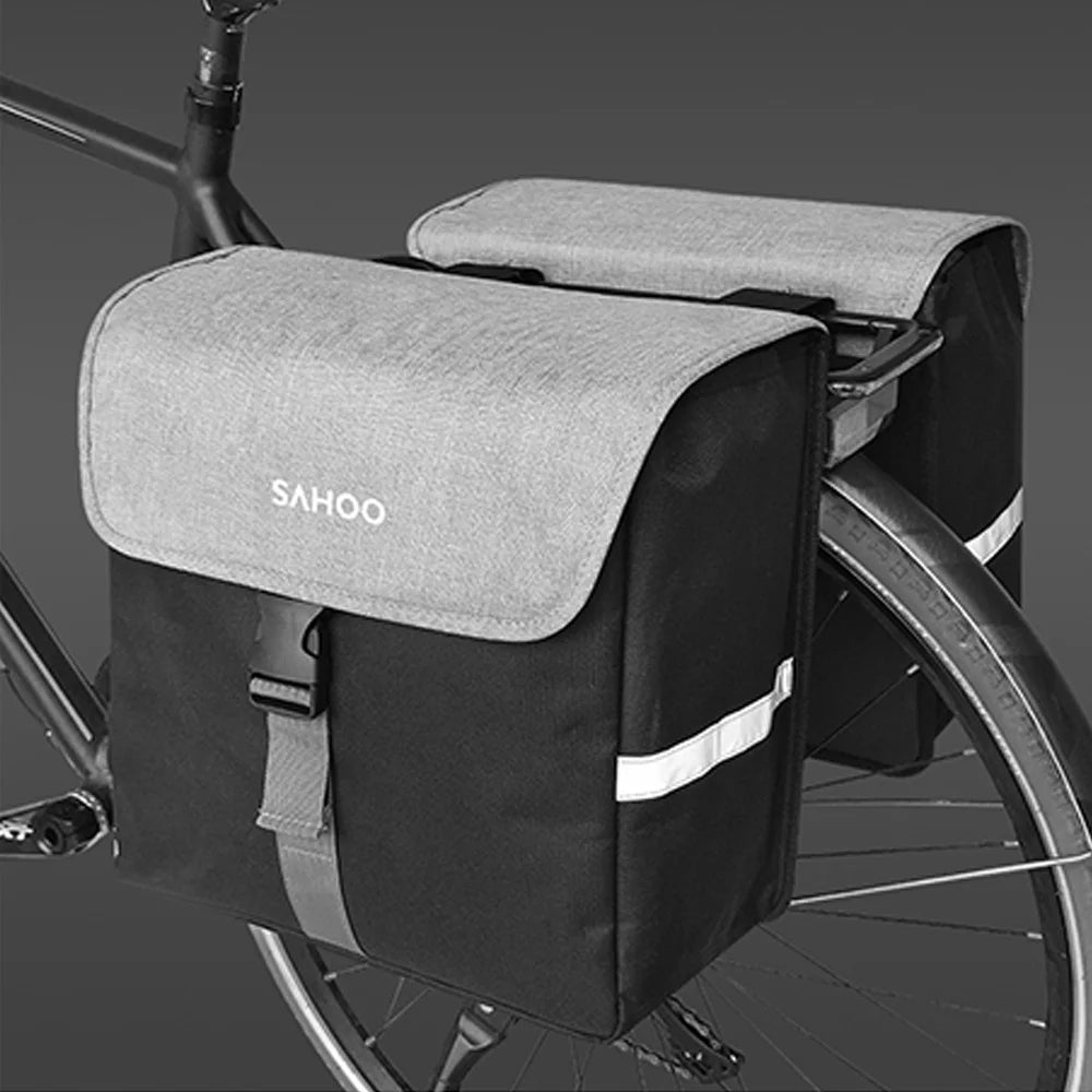 Sacoche vélo double et étanche sur fond gris