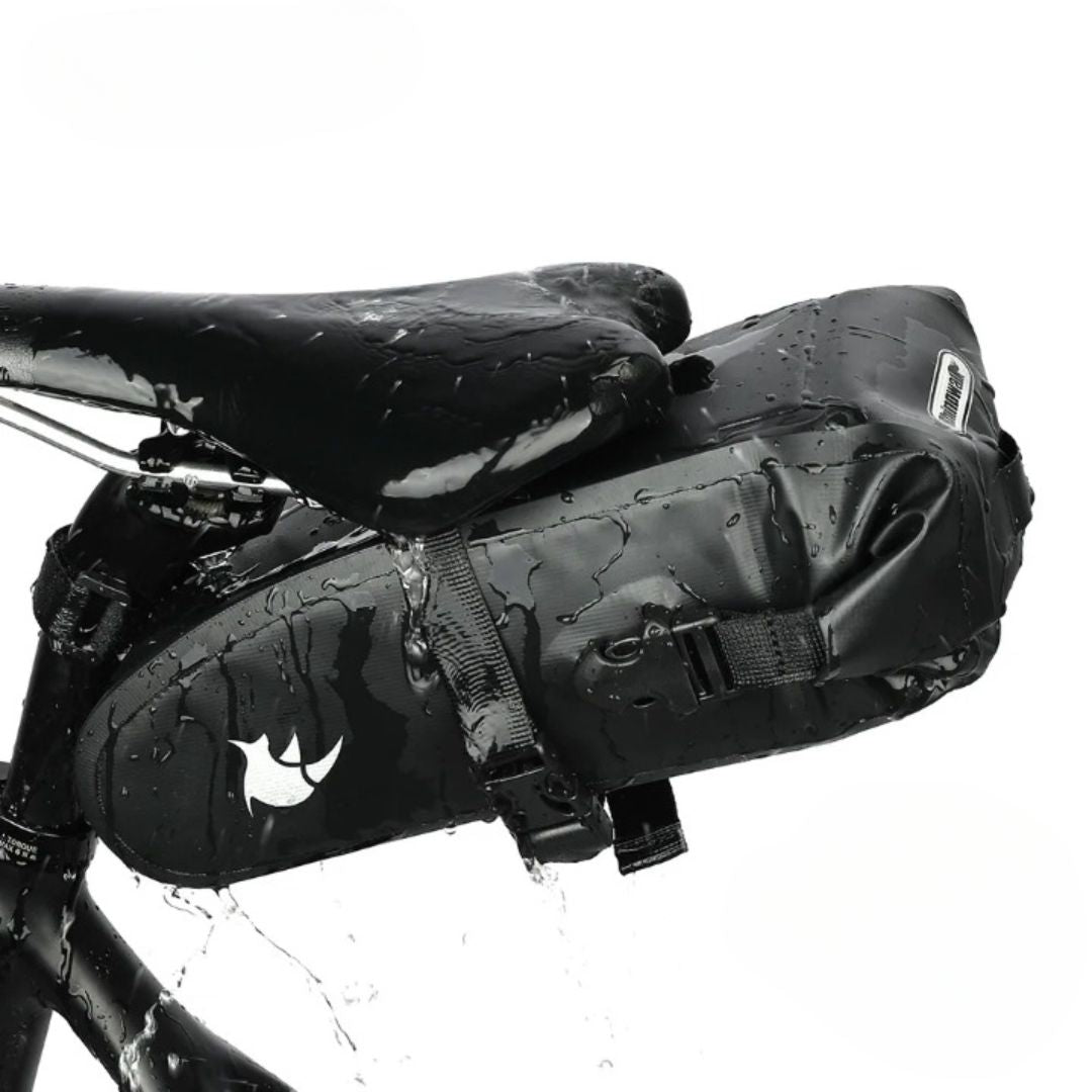 Sacoche vélo étanche et légère sur une selle sur fond blanc